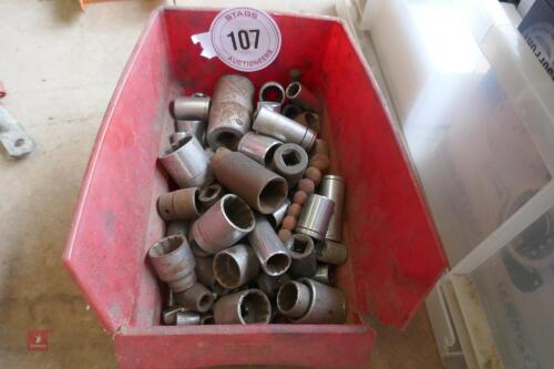 LARGE TUB OG SOCKETS (107)
