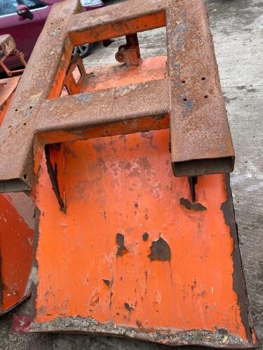 TIPPING FORK LIFT