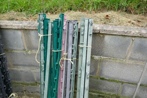 24 PLASTIC ELECTRIC FENCE STAKES
