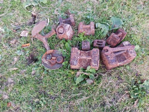 LARGE QTY OF VINTAGE WEIGHTS & SHOE LAST