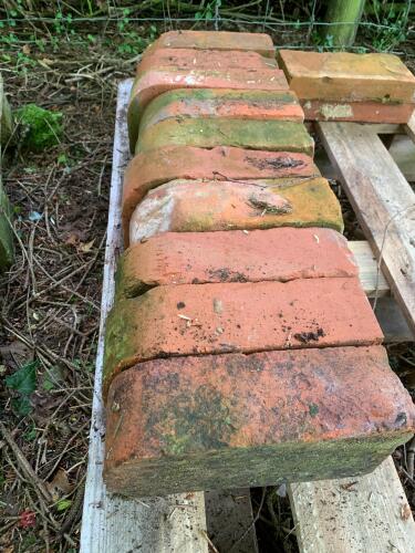 10 X RECLAIMED BULLNOSE BRICKS