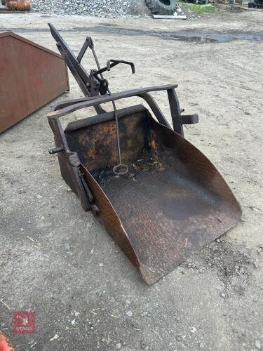 FERGUSON EARTH SCOOP
