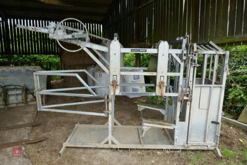 BATEMAN HOOFMASTER CATTLE CRUSH