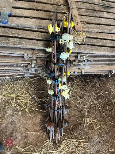 12 ELECTRIC FENCING STAKES (22)