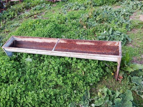 METAL FREESTANDING FEED TROUGH