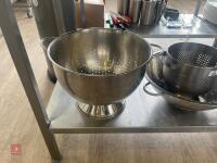 5 X COLANDERS - 5