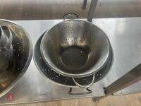 5 X COLANDERS - 7