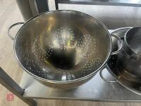 5 X COLANDERS - 8