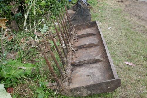2 METRE FRONT TRACTOR MUCK FORK