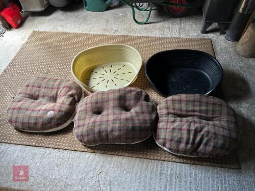2 DOG BEDS & 3 PETFACE MATRESSES