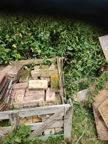 APPROX 80 MIXED BRICKS