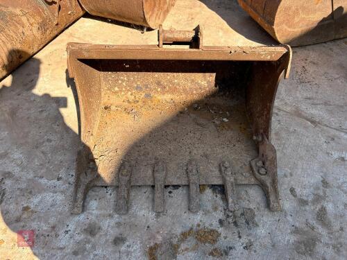 3' DIGGING BUCKET WITH TEETH (10)