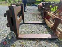 SET OF HEAVY DUTY PALLET FORKS - 4