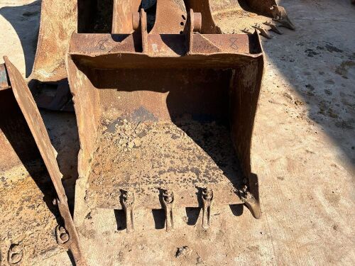 34'' DIGGING BUCKET WITH TEETH (8)