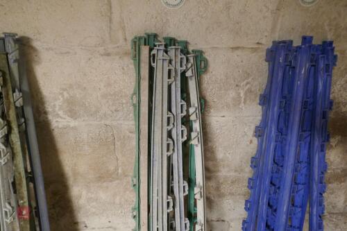12 PLASTIC ELECTRIC FENCE STAKES