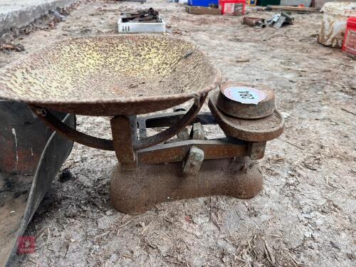 SET OF 'BARN SCALES' (284)