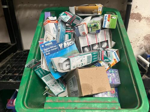 BOX INC LRG QTY OF LIGHT BULBS (136)