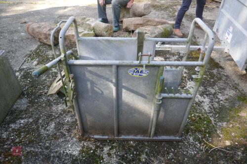 IAE GALVANISED CALF DE-HORNING CRUSH