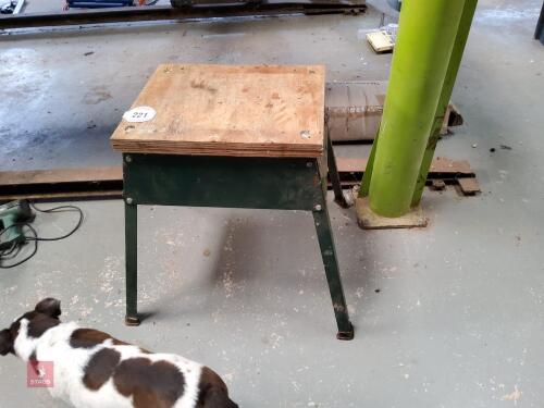 SMALL WORK BENCH (221)