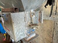 FEEDMASTER M40 GRAIN CRUSHER - 8