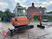 HITACHI UE30 DIGGER - 4