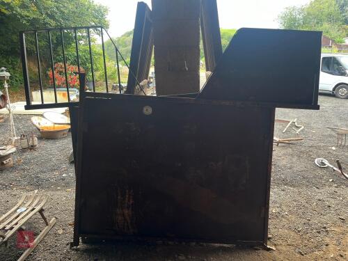 PAIR OF HORSE LORRY DIVIDERS (45)