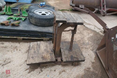 VINTAGE BARN SCALES