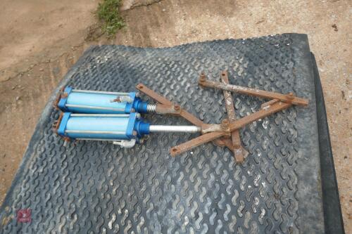 2 PNEUMATIC RAMS FOR EXIT GATE