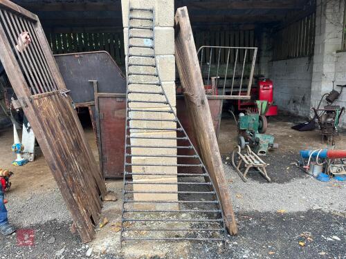 IRON STABLE PARTITION RAIL (47)
