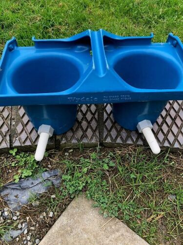 WYDALE 2 BUCKET HOOK ON FEEDER