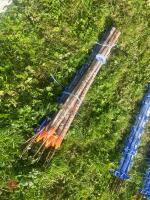 10 MIXED ELECTRIC FENCING STAKES - 4
