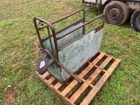 CALF DE-HORNING CRATE - 4