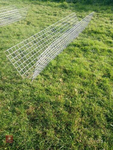 V-SHAPED HAYRACK MESH
