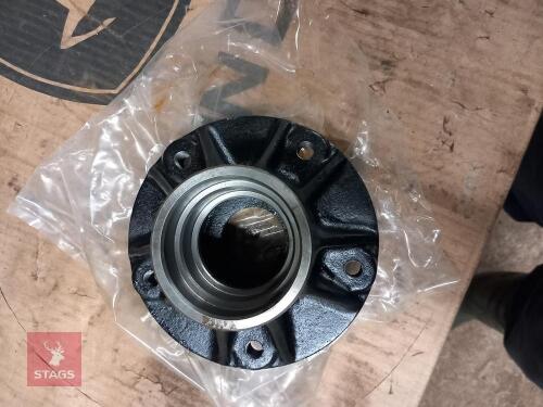 2 X CASE 2WD FRONT HUBS