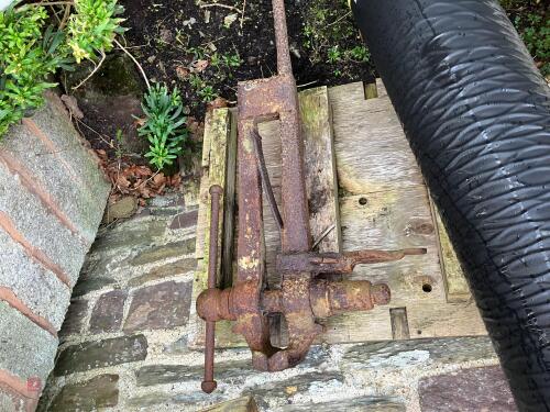 LRG CAST IRON LEG VICE