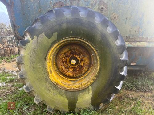 2 X 32.1X26 TYRES AND 8 STUD RIMS