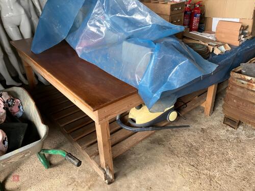 10' X 6' X 32'' WOODEN TABLE