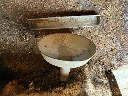 HEATLIGHT AND SMALL TROUGH