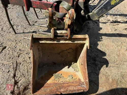WHITES QUICK HITCH & 18'' BUCKET