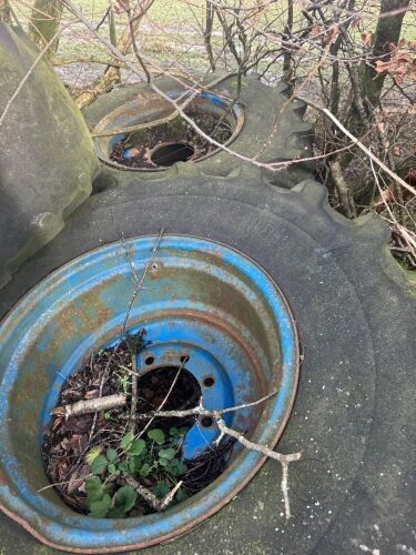 WEST 1300 SPREADER WHEELS & TYRES