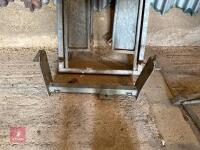 SHEEP RACE AUTO LOCKING HEAD YOKE - 2