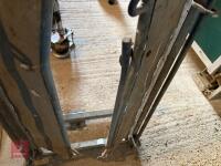 SHEEP RACE AUTO LOCKING HEAD YOKE - 12