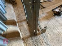 SHEEP RACE AUTO LOCKING HEAD YOKE - 17