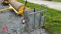 IAE GALVANISED DE-HORNING CRATE - 7