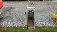 IAE GALVANISED DE-HORNING CRATE - 9