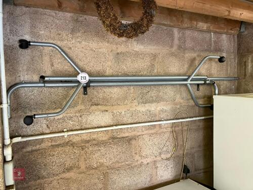 CLOTHES RAIL (213)