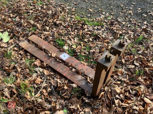 SET OF PALLET FORKS (34)