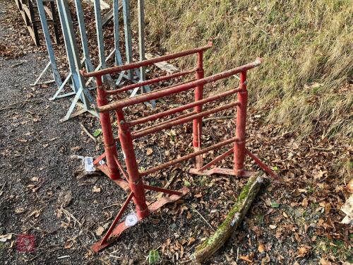 2 METAL TRESSLES (38)