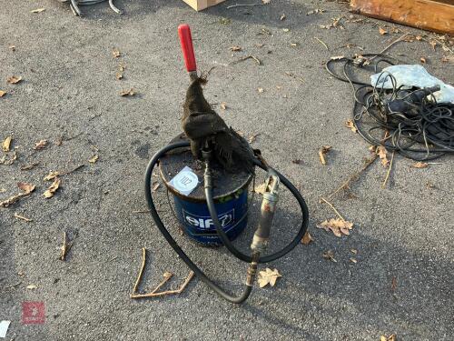 OIL/GREASE DISPENSER (102)