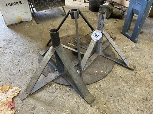 3 METAL STANDS (267)